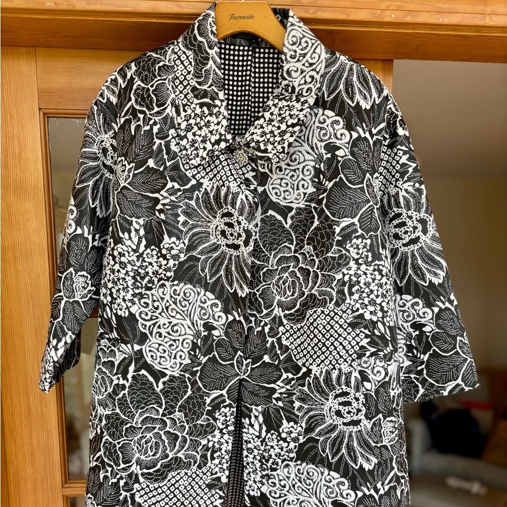 St. John Knit 
Floral Black and White Women's Silk Topper